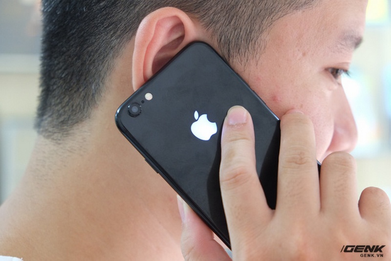 Chiếc iPhone 7 Jet Black này với logo phát sáng là một trong những chiếc điện thoại đáng mua nhất hiện nay. Với thiết kế đẹp mắt và tính năng vượt trội, bạn sẽ không thể rời mắt khỏi phiên bản đặc biệt này. Hãy xem hình ảnh để tìm hiểu thêm về sản phẩm tuyệt vời này.