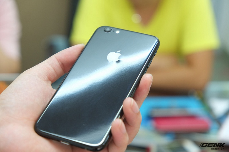 Hình ảnh iPhone 6 độ lên iPhone 7 Jet Black, logo phát sáng