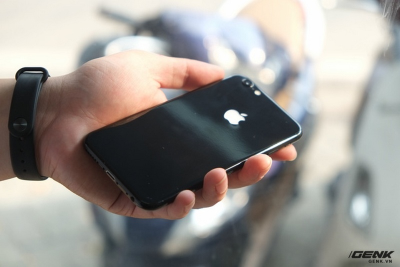 Tận hưởng vẻ đẹp hoàn hảo của iPhone 7 Jet Black trong hình ảnh, đảm bảo bạn sẽ muốn sắm ngay một chiếc sau khi xem.
