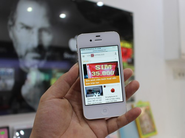 iPhone 4s nguyên seal về Việt Nam giá 3.2 triệu đồng