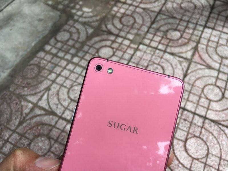 Mục sở thị bộ đôi smartphone đính kim cương cực độc của Sugar tại VN