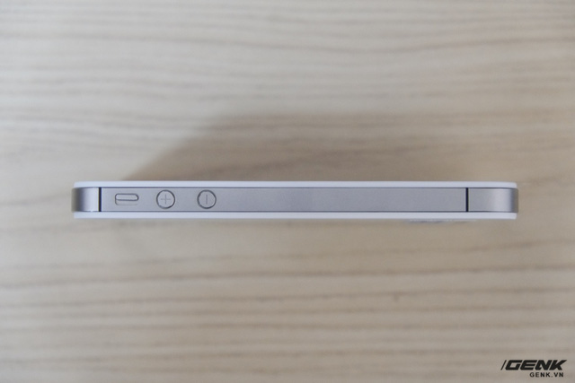 Mở hộp iPhone 4s chưa Active giá 3.2 triệu mới tràn về VN, có thêm adapter lạ