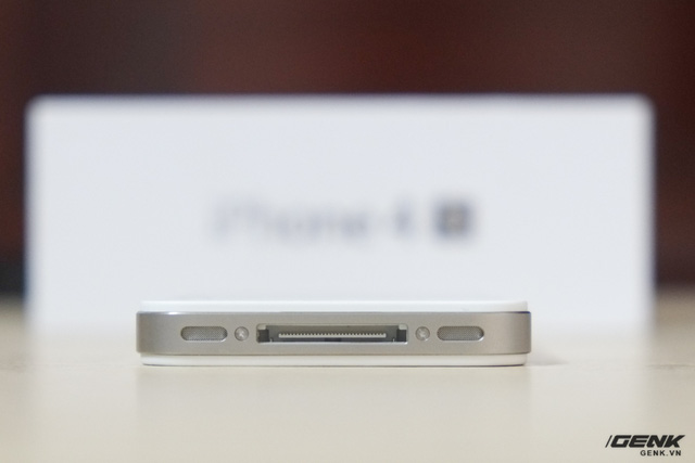 Mở hộp iPhone 4s chưa Active giá 3.2 triệu mới tràn về VN, có thêm adapter lạ