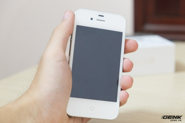 Mở hộp iPhone 4s chưa Active giá 3.2 triệu mới tràn về VN, có thêm adapter lạ