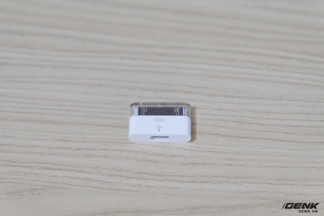 Mở hộp iPhone 4s chưa Active giá 3.2 triệu mới tràn về VN, có thêm adapter lạ