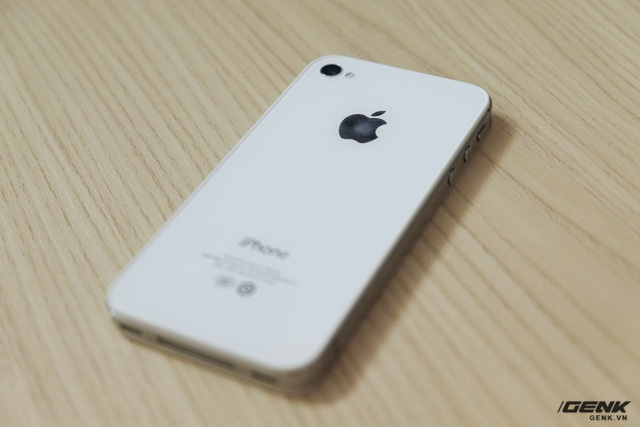 Mở hộp iPhone 4s chưa Active giá 3.2 triệu mới tràn về Việt Nam, có thêm adapter lạ