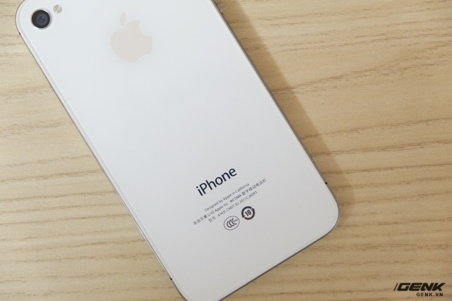 Mở hộp iPhone 4s chưa Active giá 3.2 triệu mới tràn về VN, có thêm adapter lạ