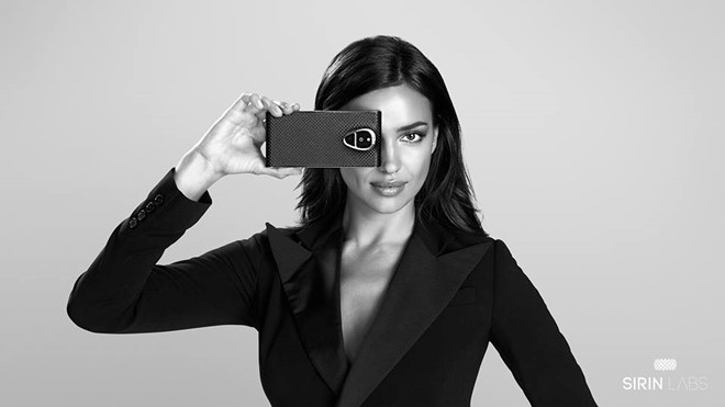 Siêu mẫu Irina Shayk cùng chiếc điện thoại đột phá về công nghệ bảo mật Solarin.