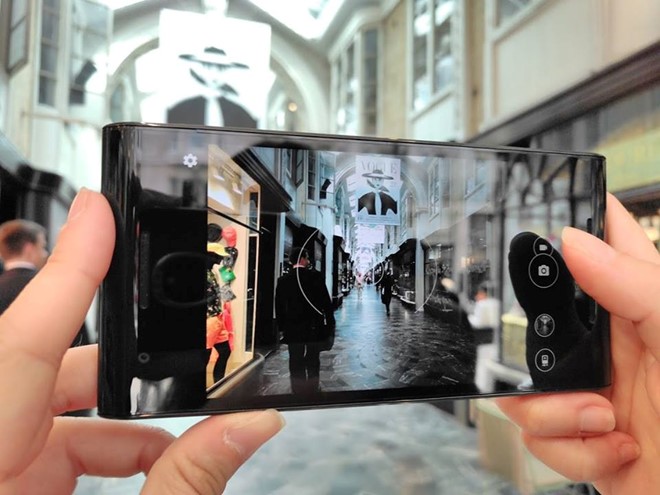 Camera 23,8 MP với chức năng tự lấy nét laser