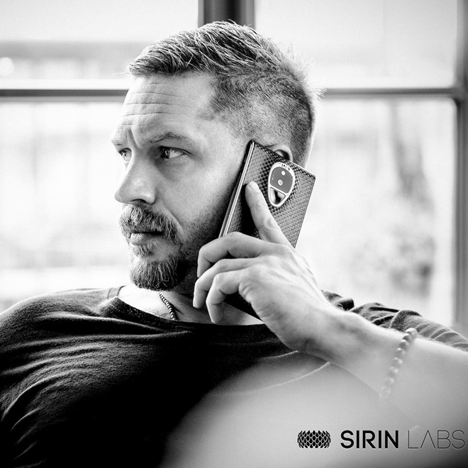 Nam tài tử Tom Brady là đại sứ cho thương hiệu điện thoại cao cấp này.