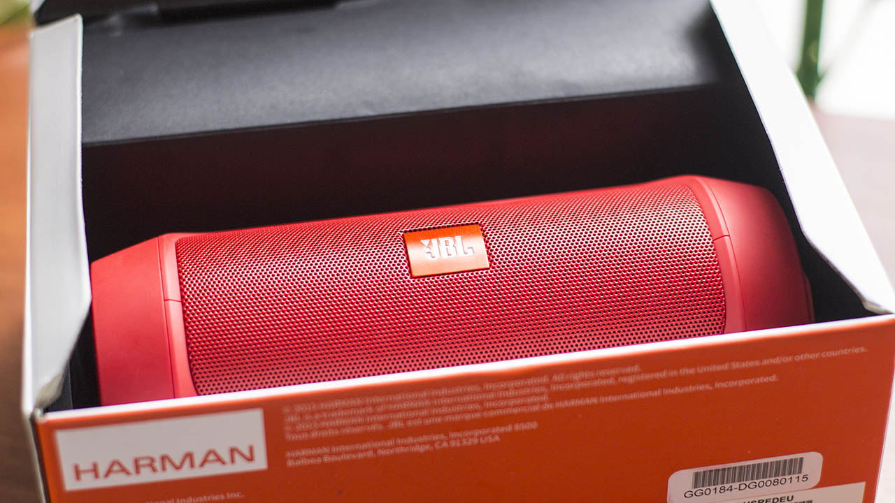 tren tay loa jbl charge 2 plus