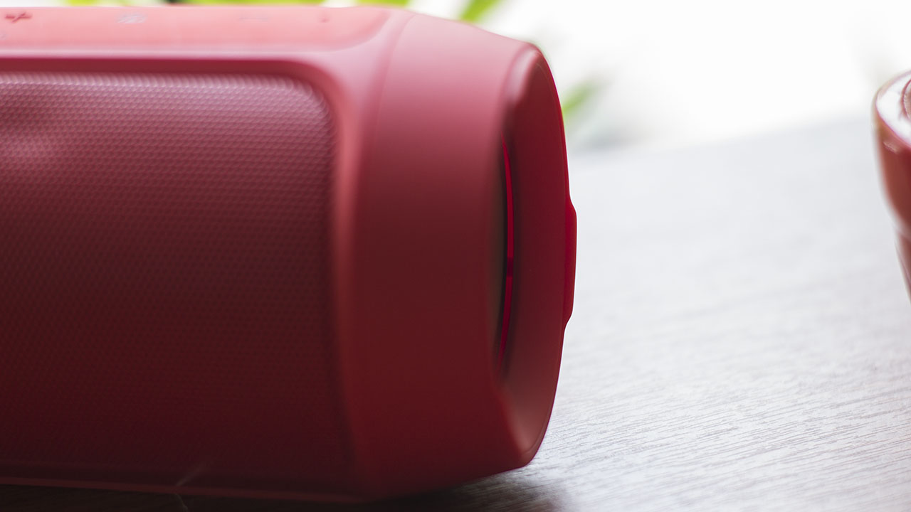 tren tay JBL Charge 2 Plus