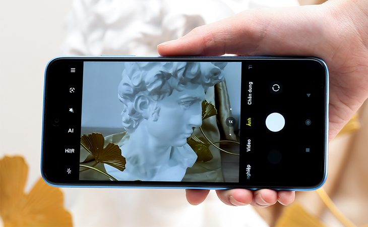 Smartphone có camera góc rộng giúp bạn tạo ra những bức ảnh ấn tượng mà không cần phải cầm theo một chiếc máy ảnh lớn. Với khả năng chụp ảnh rộng mở và chi tiết sắc nét, bạn có thể tạo ra những bức ảnh đẹp lung linh chỉ bằng chiếc điện thoại trong tay của mình.