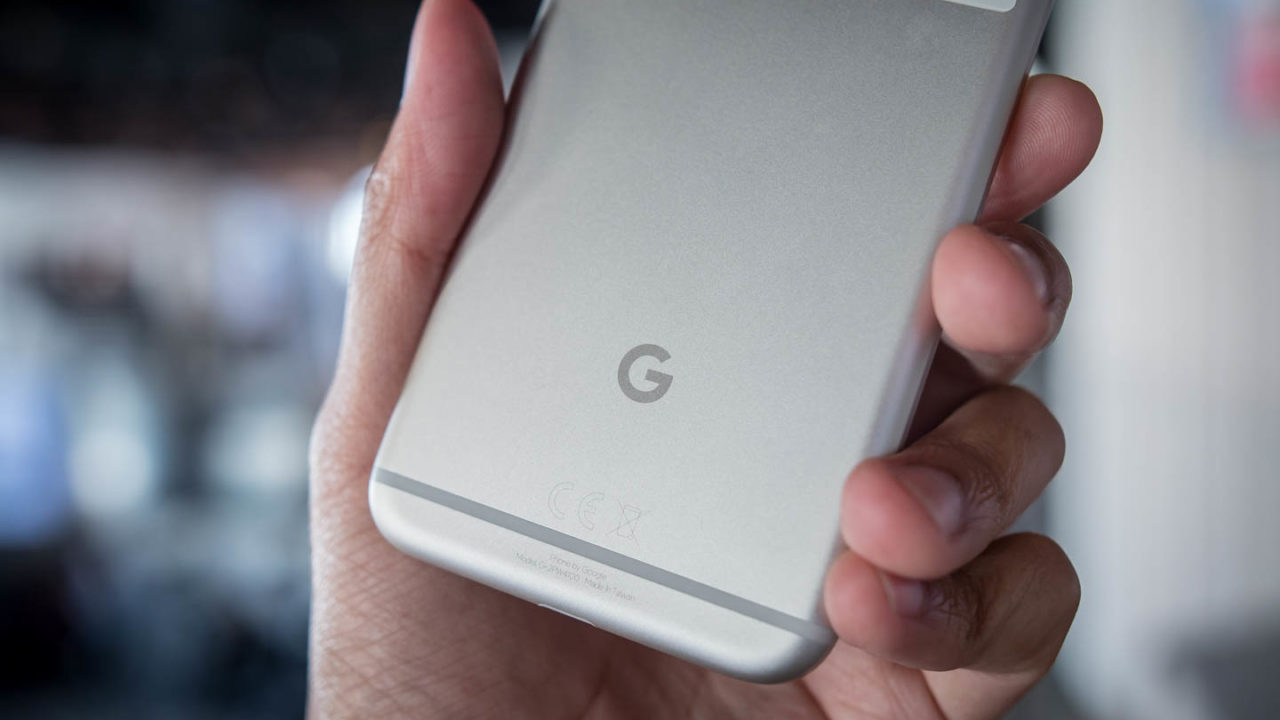 Logo Google hiển thị phía sau smartphone Pixel