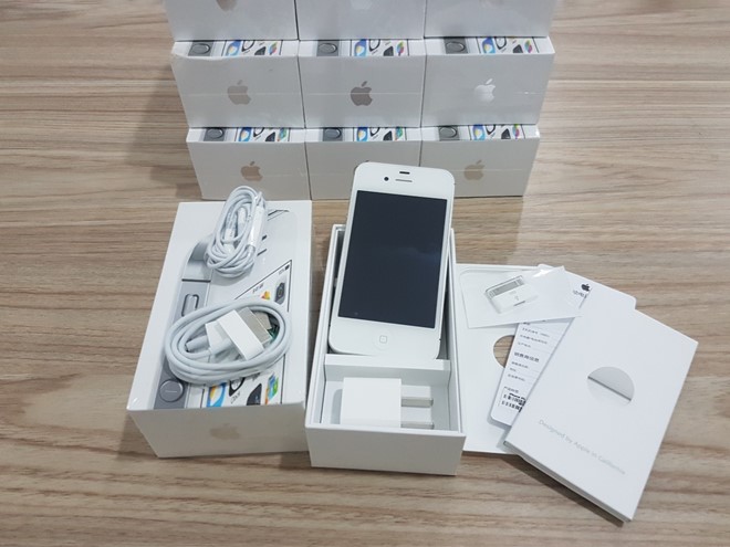 iPhone 4S nguyên seal chưa active về VN giá 2.5 triệu đồng iPhone 4S nguyên seal chưa active về VN giá 2.5 triệu đồng