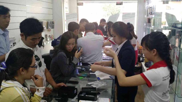 Khách mua BlackBerry Passport tại một cửa hàng ở TP.HCM