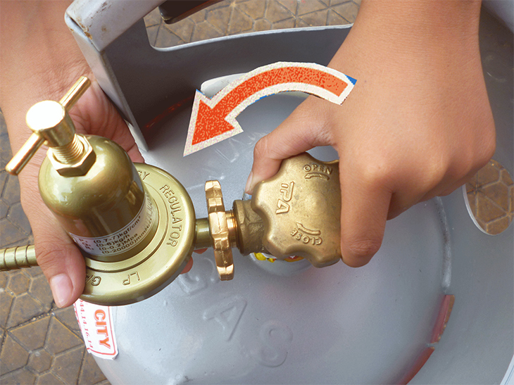 Khóa van bếp và van bình gas khi nấu xong