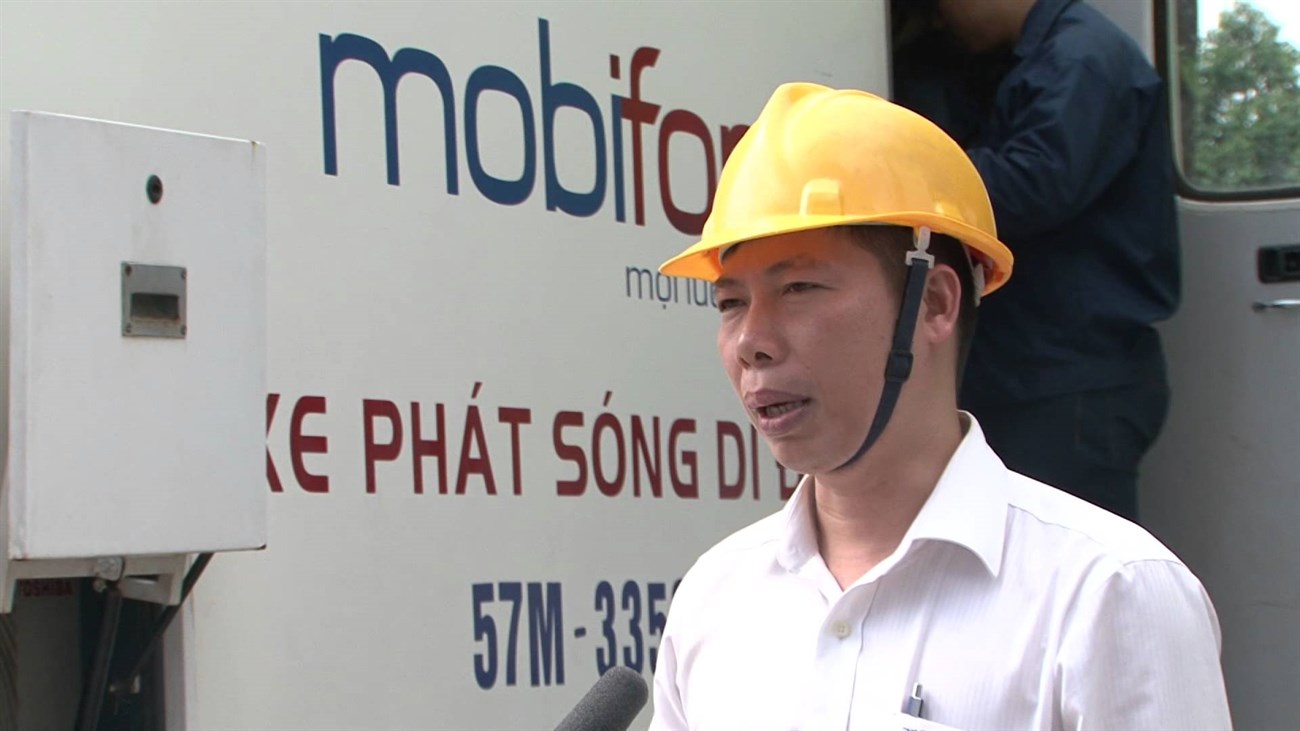 MobiFone miễn phí 100 phút gọi cho thuê bao vùng lũ Miền Trung