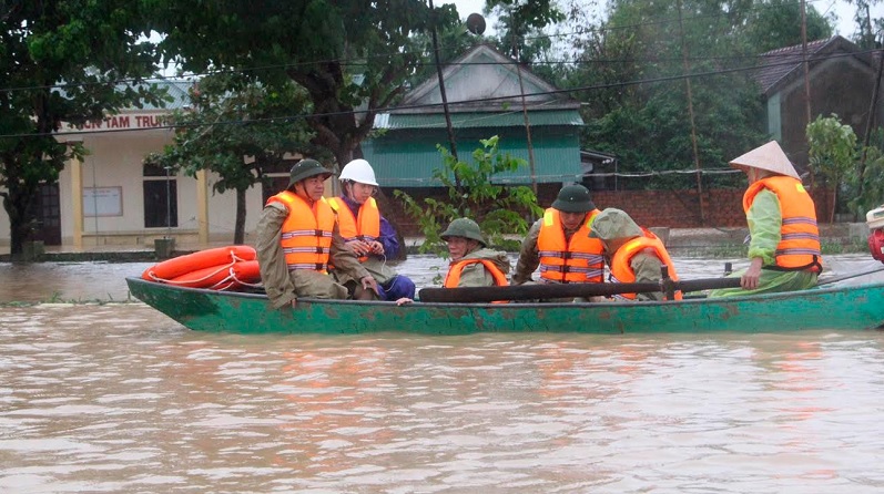 MobiFone miễn phí 100 phút gọi cho thuê bao vùng lũ Miền Trung
