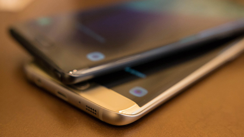 Cả 2 màn hình S8 đều cong