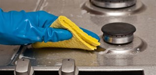 Cách vệ sinh bếp ga âm sạch dầu mỡ, sáng bóng như mới đơn giản tại nhà