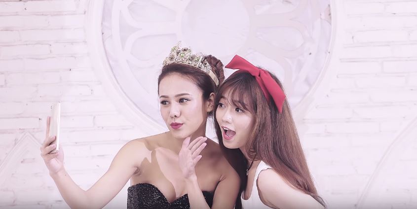 Xem video vui Bạch Tuyết - Hoàng Hậu: Chuyện chưa kể & Cái kết bất ngờ Xem video vui Bạch Tuyết - Hoàng Hậu: Chuyện chưa kể & Cái kết bất ngờ