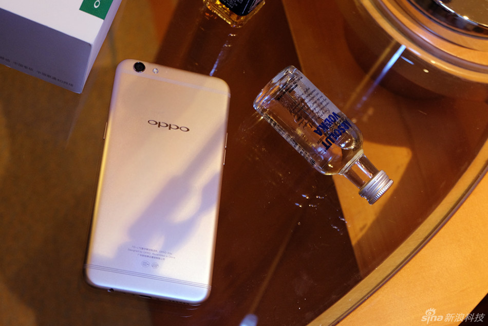 Cận cảnh OPPO R9s camera 16/16MP, dải ăng ten mới