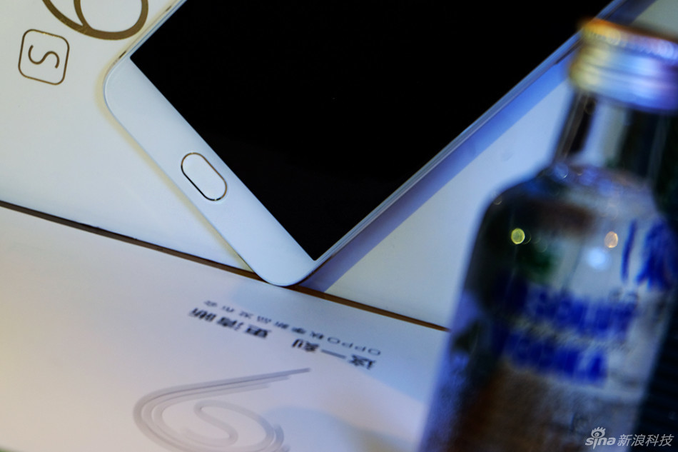 Cận cảnh OPPO R9s camera 16/16MP, dải ăng ten mới