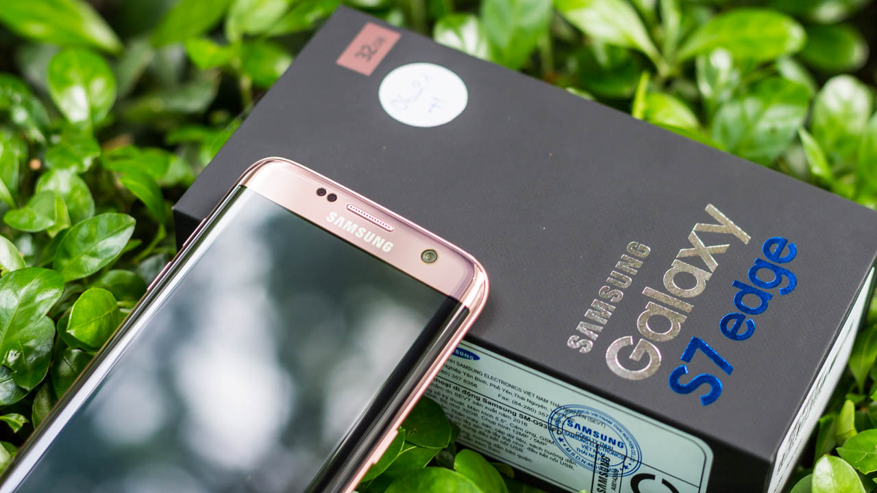 Ngắm Galaxy S7 Edge phiên bản hồng nữ tính: Món quà ý nghĩa 20/10 Ngắm Galaxy S7 Edge phiên bản hồng nữ tính: Món quà ý nghĩa 20/10