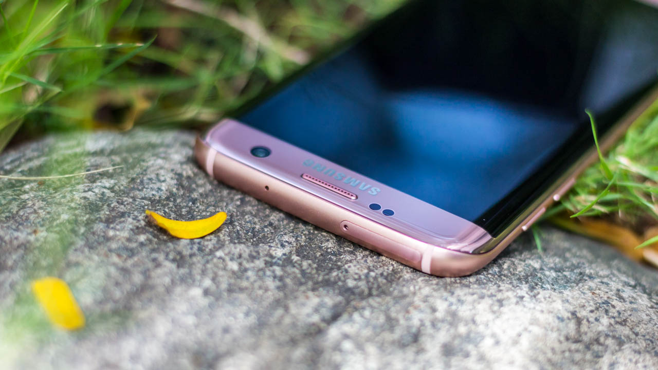 Ngắm Galaxy S7 Edge phiên bản hồng nữ tính: Món quà ý nghĩa 20/10 Ngắm Galaxy S7 Edge phiên bản hồng nữ tính: Món quà ý nghĩa 20/10