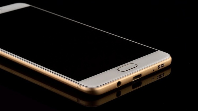 Sự giống nhau bất ngờ giữa Galaxy C9 Pro và OPPO R9s Plus