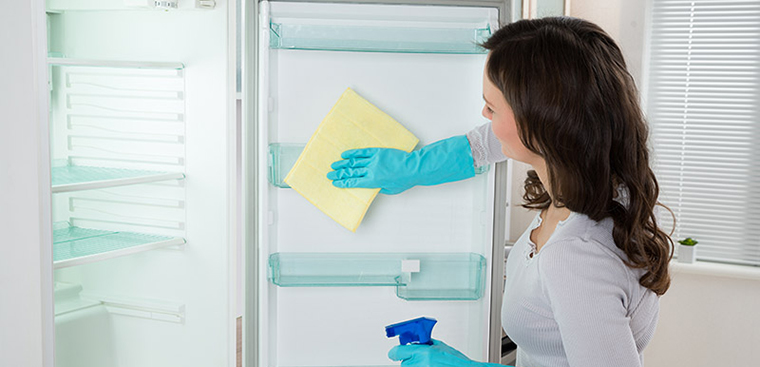 Tủ lạnh bị chảy nước? Nguyên nhân và cách khắc phục > định kỳ làm vệ sinh cho tủ