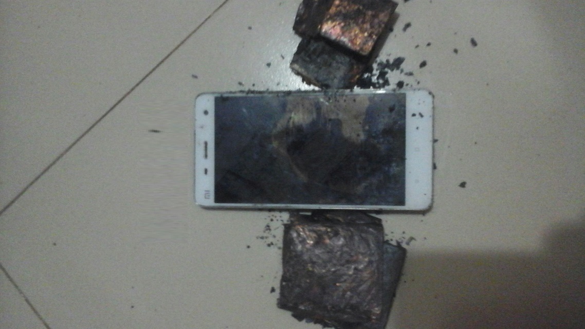 Xiaomi Mi4 xách tay bất ngờ phát nổ tại Việt Nam, gây bỏng cho chủ nhân Xiaomi Mi4 xách tay bất ngờ phát nổ tại Việt Nam, gây bỏng cho chủ nhân