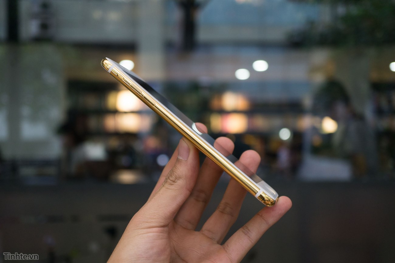 Mở hộp iPhone 7 Plus phiên bản vàng 24K, giá 180 triệu đồng tại VN