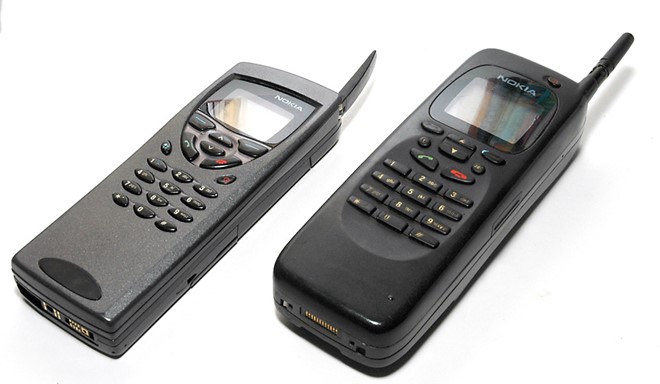 Nokia 9000 (phải) được ra mắt năm 1996