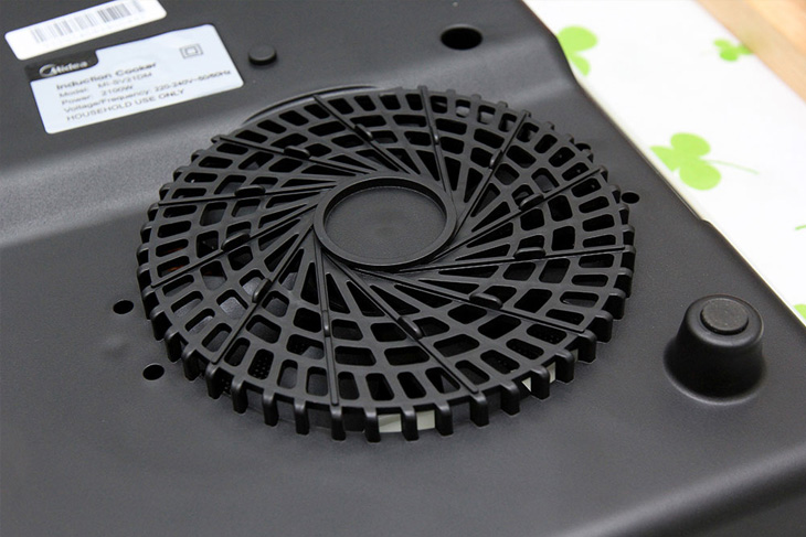 Hạn chế đừng để vài dưới đế bếp từ đơn, ảnh hưởng tới quá trinh tản nhiệt của bếp