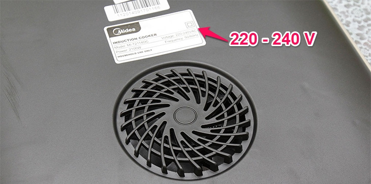 Ở mặt đáy của bếp từ đơn đều có ghi mức điện áp của bếp