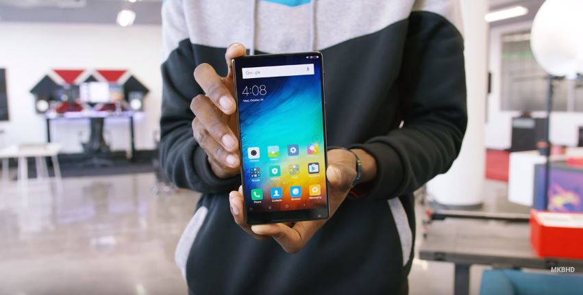 Xem video trên tay mẫu smartphone không viền màn hình Mi MIX