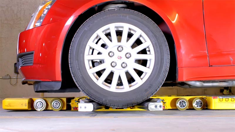 Các robot hình dẹt sẽ luồng dưới nhấc xe đi đến nơi còn trống