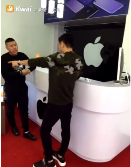 Bị coi thường, thanh niên Trung Quốc mua hết iPhone và đập nát cả tiệm di động Bị coi thường, thanh niên Trung Quốc mua hết iPhone và đập nát cả tiệm di động