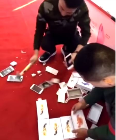 Bị coi thường, thanh niên Trung Quốc mua hết iPhone và đập nát cả tiệm di động Bị coi thường, thanh niên Trung Quốc mua hết iPhone và đập nát cả tiệm di động