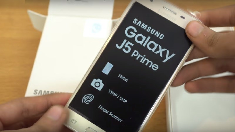 Đập hộp Galaxy J5 Prime: Khung vỏ nhôm, có cảm biến vân tay Đập Hộp Galaxy J5 Prime: Khung Vỏ Nhôm, Có Cảm Biến Vân Tay