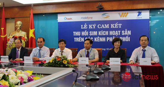 Tổng giám đốc GTel Trần Minh Thiệu (ngoài cùng bên  trái) tại lễ ký cam kết thu hồi SIM kích hoạt sẵn trên các kênh phân phối diễn ra chiều ngày 28/10 tại trụ sở Bộ TT&TT.