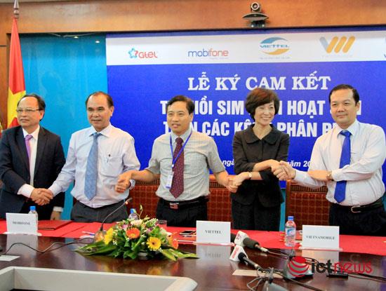 Quyết tâm thu hồi SIM kích hoạt sẵn trên các kênh phân phối để từng bước giải quyết vấn nạn SIM rác, tin nhắn rác vừa được 5 lãnh đạo nhà mạng thể hiện bằng việc ký cam kết với Bộ TT&TT vào chiều ngày 28/10/2016 (Ảnh: Việt Hải)