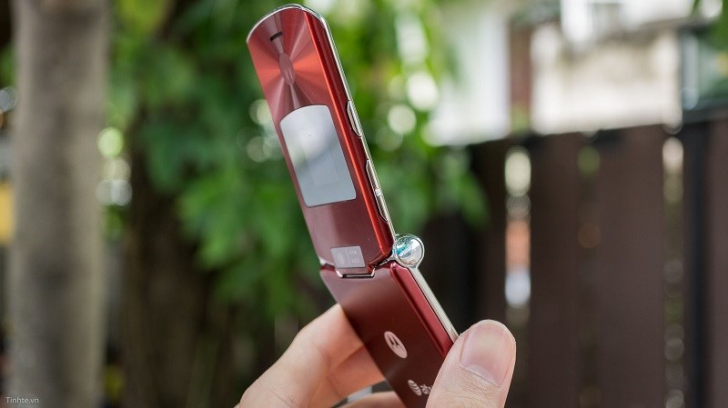 Trên tay điện thoại cổ: Motorola RAZR V3xx mỏng như dao cạo