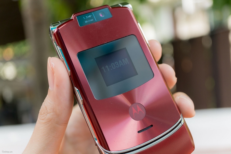 Trên tay điện thoại cổ: Motorola RAZR V3xx mỏng như dao cạo