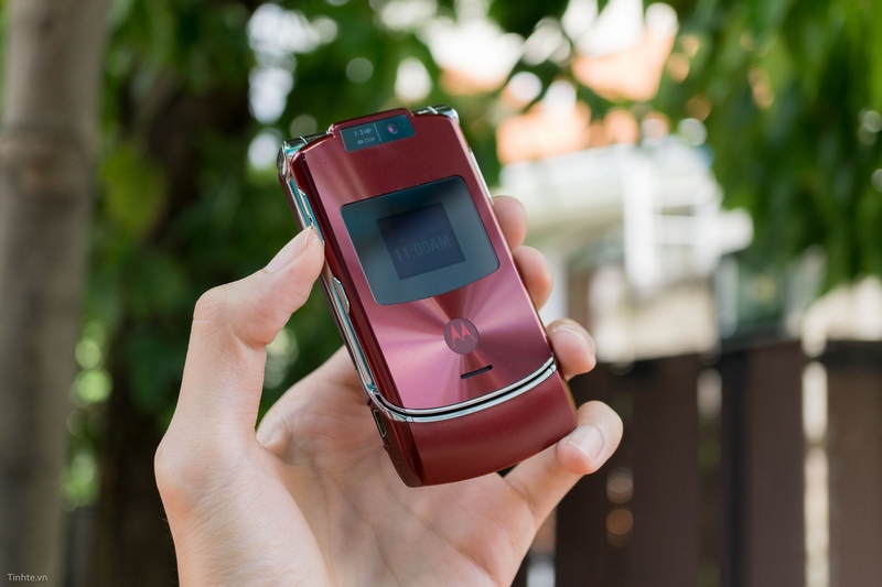Trên tay điện thoại cổ: Motorola RAZR V3xx mỏng như dao cạo
