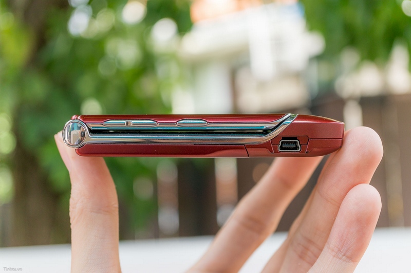 Trên tay điện thoại cổ: Motorola RAZR V3xx mỏng như dao cạo