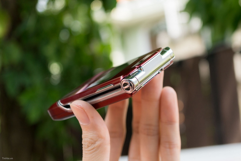 Trên tay điện thoại cổ: Motorola RAZR V3xx mỏng như dao cạo