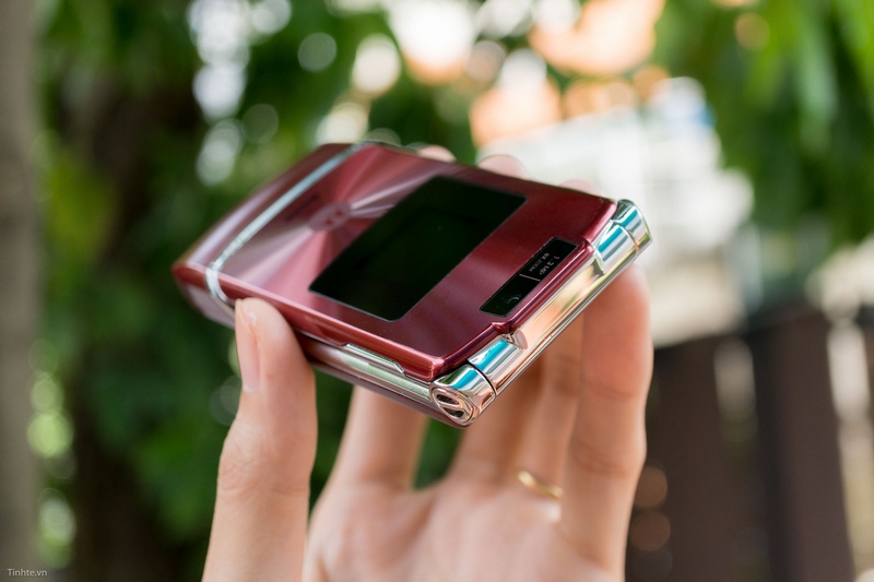 Trên tay điện thoại cổ: Motorola RAZR V3xx mỏng như dao cạo
